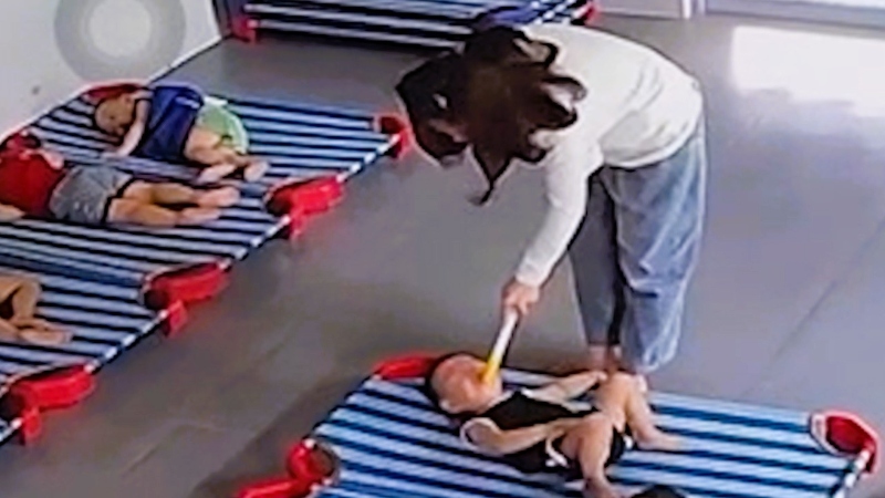 The image of the owner of a private preschool in Quang Nam beating and abusing children has caused public outrage. Photo cut from clip, Source: Thuy Tan