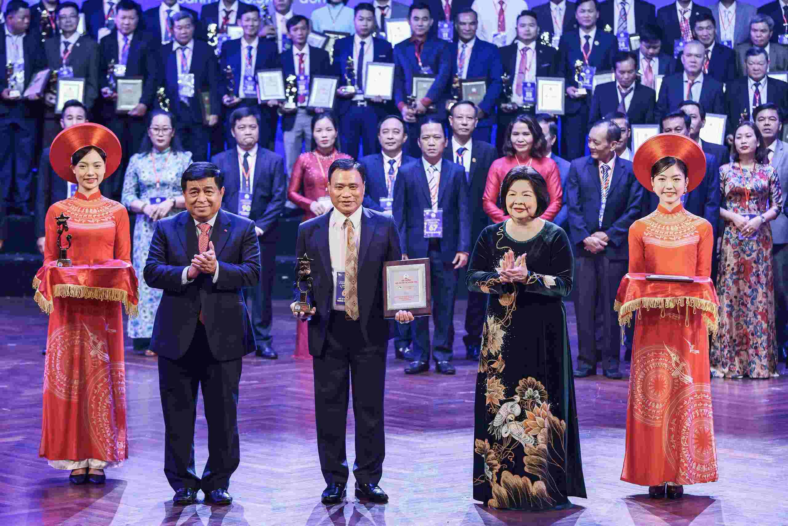 Deputy Prime Minister Nguyen Chi Dung presented the Coop Star Awards 2025 to outstanding cooperatives. Photo: Quang Vinh