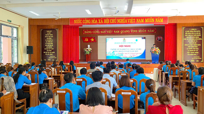 Bao Lam District Labor Federation trained more than 200 grassroots union officials. Photo: Phuong Dung