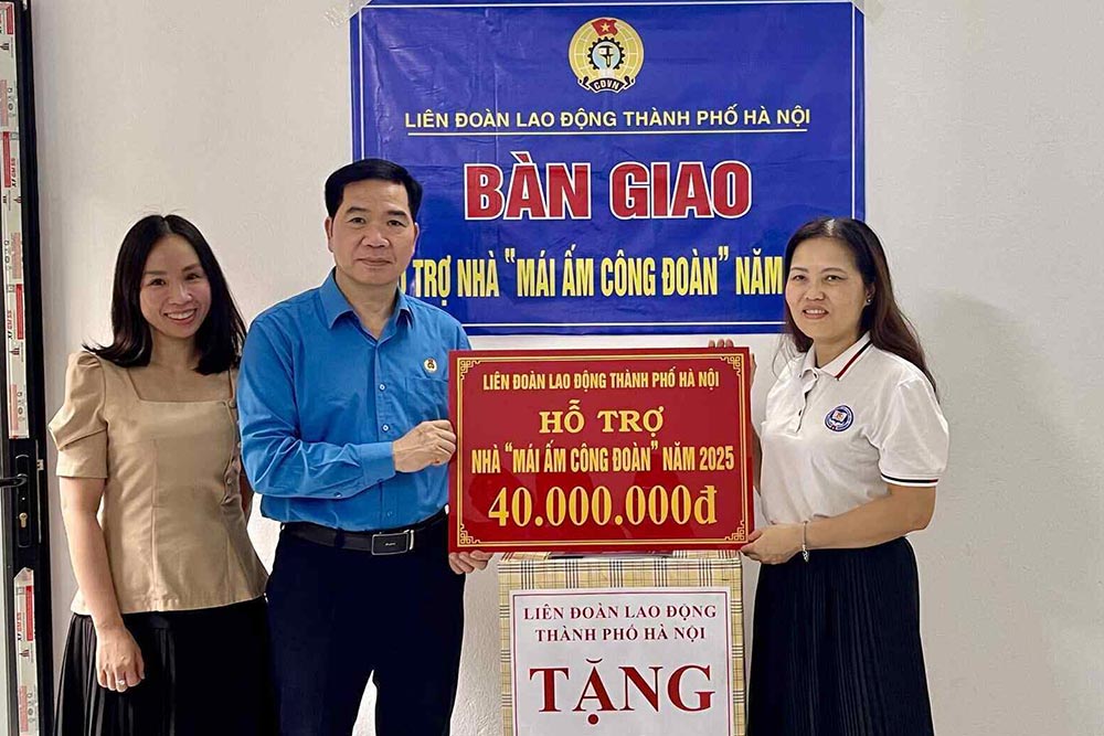 Mr. Nguyen Huy Khanh - Vice Chairman of the City Labor Federation - presented financial support to build a Trade Union Shelter to Ms. Nguyen Thanh Huong (far right). Photo: Trade Union