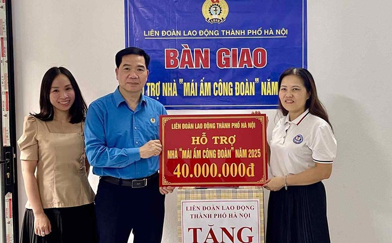 Mr. Nguyen Huy Khanh - Vice Chairman of the City Labor Federation - presented financial support to build a Trade Union Shelter to Ms. Nguyen Thanh Huong (far right). Photo: Trade Union