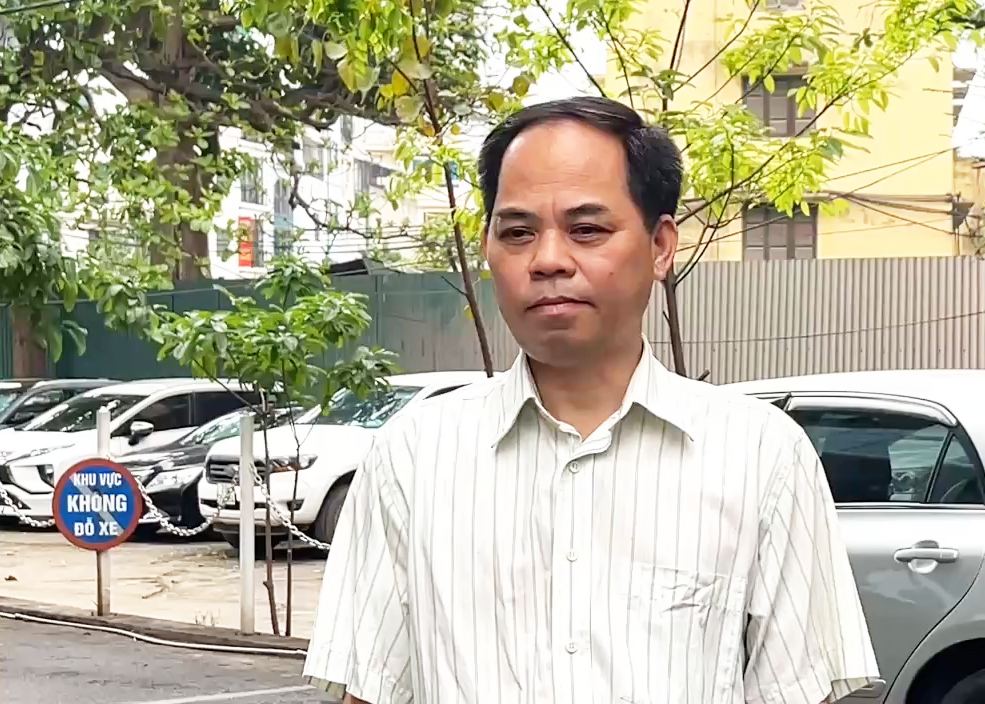 Ong Vu Anh Tuan - Pho Truong phong Du bao Thoi tiet, Trung tam Du bao Khi tuong Thuy van Quoc gia cung cap thong tin du bao dien bien khong khi lanh. Anh: An An
