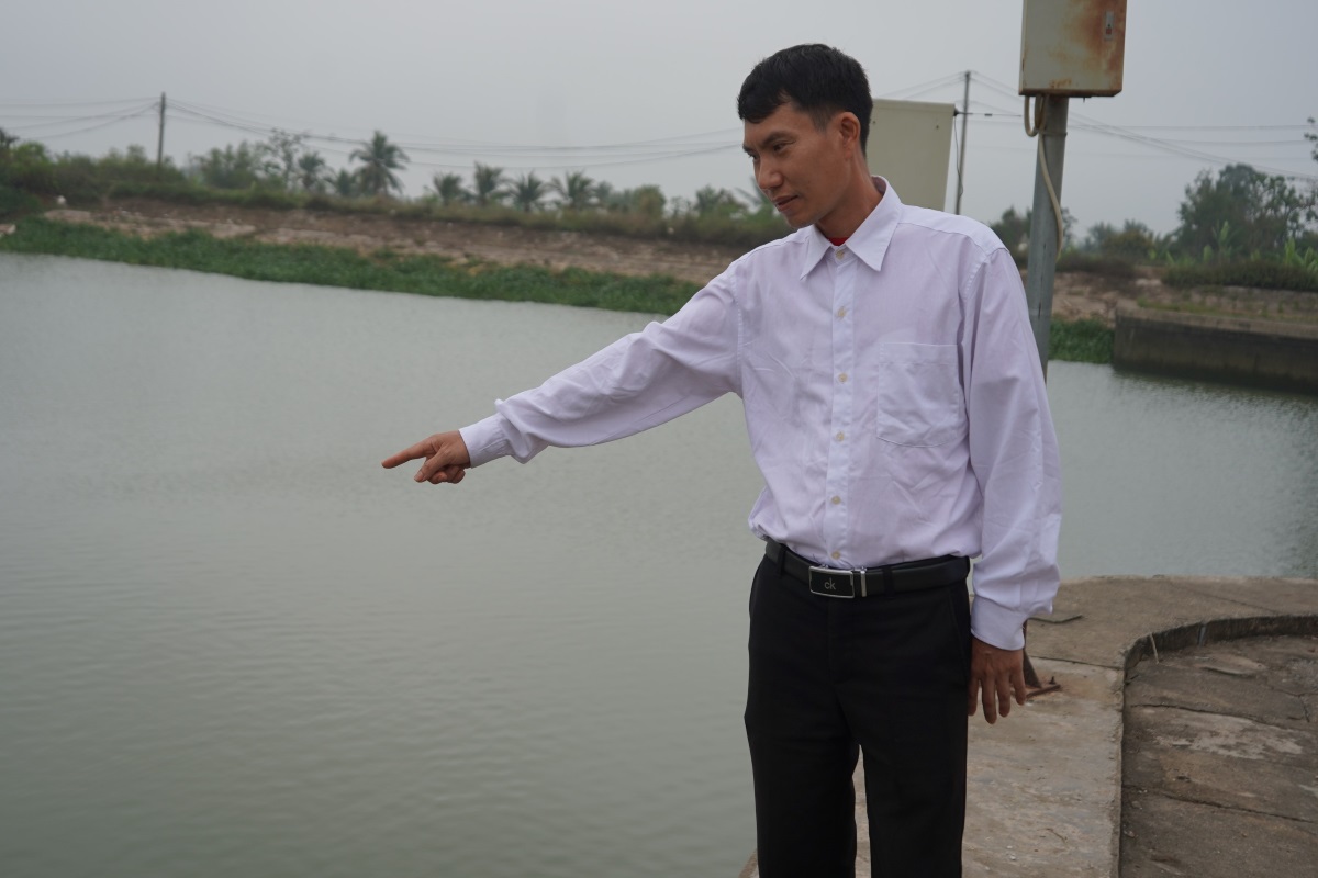 Mr. Vu Duy Thong recalled the moment he was paralyzed while his two young children in Hai Phong. Photo: Mai Dung