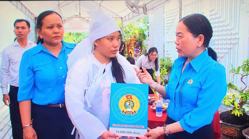 LDLD TP My Tho (tinh Tien Giang) ho tro 10 trieu dong cho gia dinh doan vien khong may bi tu vong do hoa hoan. Anh: Thanh Nhan