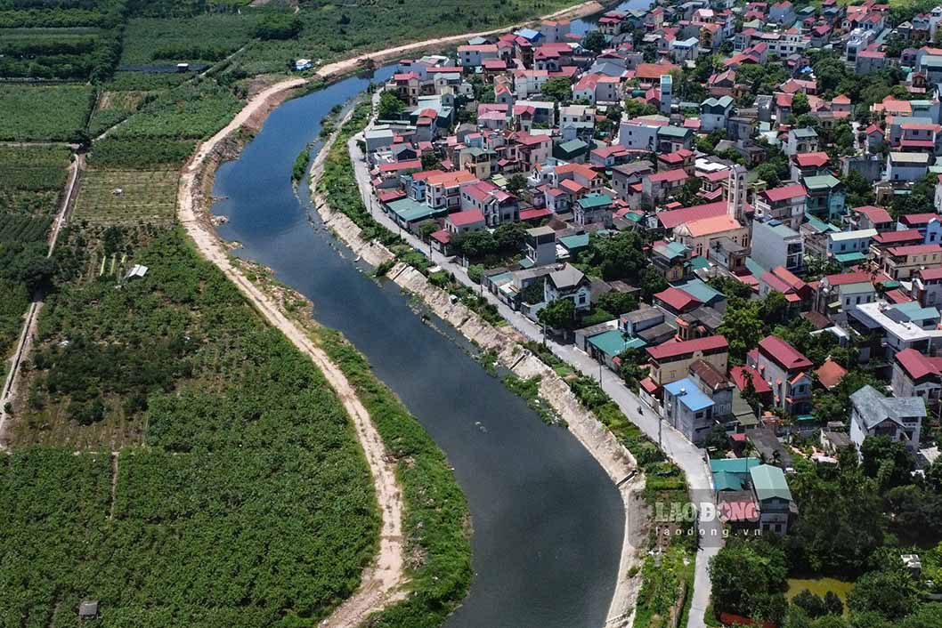 El sistema de riego BAC Hung Hai se construyo en 1958, con una longitud total del sistema principal de rios de unos 232 km y mas de 2,000 km de canales sucursales, principalmente que sirvieron actividades agricolas, industriales y de produccion de las personas de 4 provincias y ciudades, Hanoi, Bac Ninh, Hung Yen y Hai Duong. Foto: Tung Giang