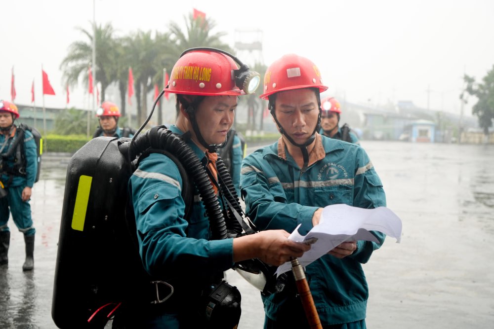 Los oficiales y empleados de la compañia de carbon de Ha Long participaron en el ejercicio. Imagen de la pagina web de la organizacion