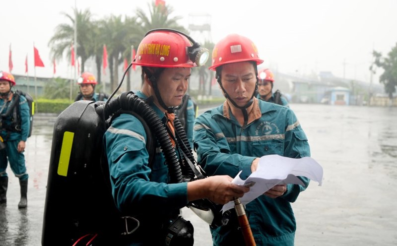 Officers and employees of Ha Long Coal Company participated in the drill. Photo: Huy Du