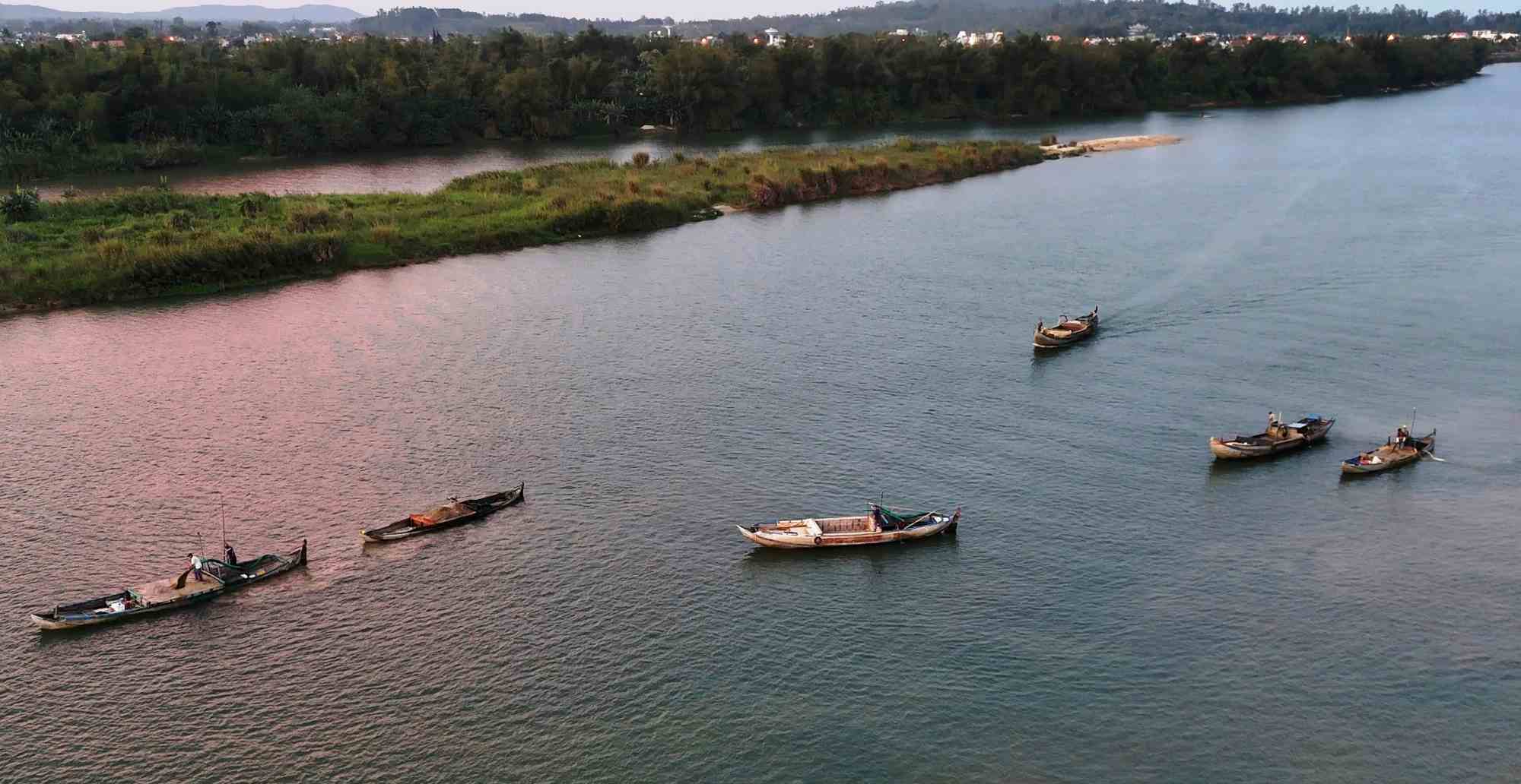 Illegally plowing sand on the Tra Khuc River through Quang Ngai City. Photo: Vien Nguyen