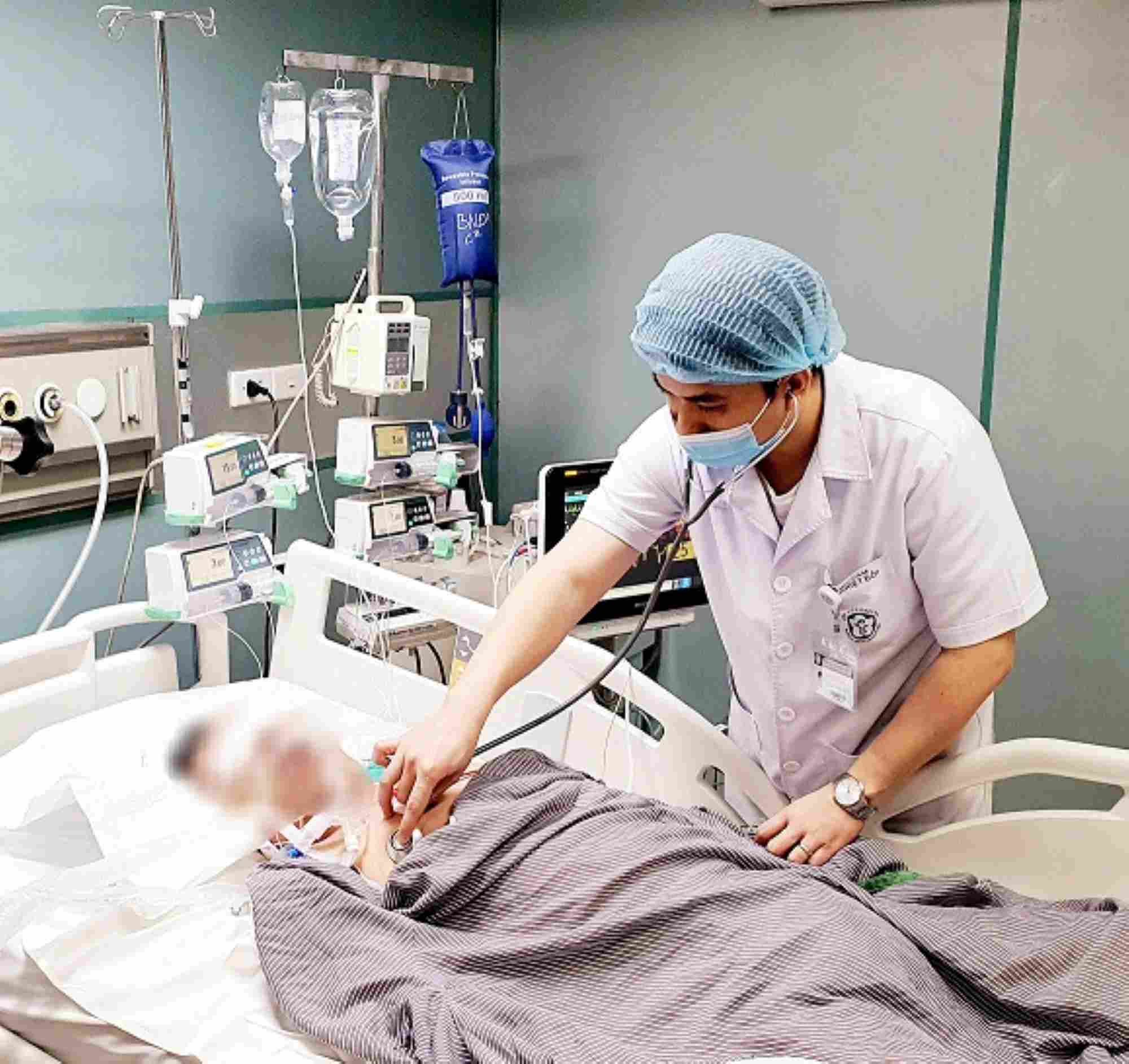 Measles patients with complications have to use a ventilator and blood filtration at Bach Mai Hospital. Photo: Nguyen Ha