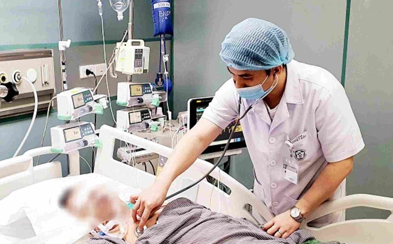 Measles patients with complications have to use a ventilator and blood filtration at Bach Mai Hospital. Photo: Nguyen Ha