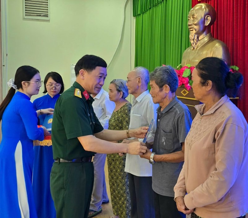 Colonel Nguyen Van De - Head of the National Defense Trade Union - presented gifts of gratitude to the wounded and sick soldiers. Photo: Nam Duong
