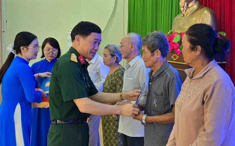 Colonel Nguyen Van De - Head of the National Defense Trade Union - presented gifts of gratitude to the wounded and sick soldiers. Photo: Nam Duong