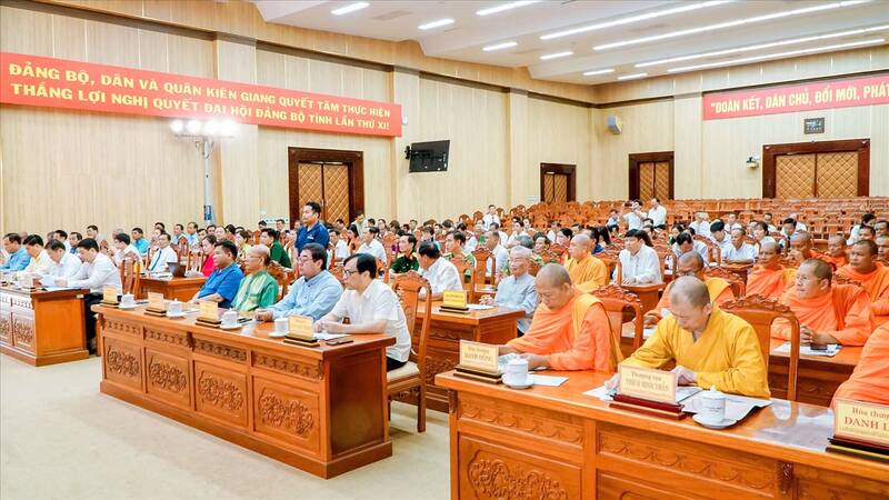 Cac dai bieu hop mat mung Chol Chnam Thmay cua dong bao dan toc Khmer nam 2025. Anh: Bo Dan toc va Ton giao