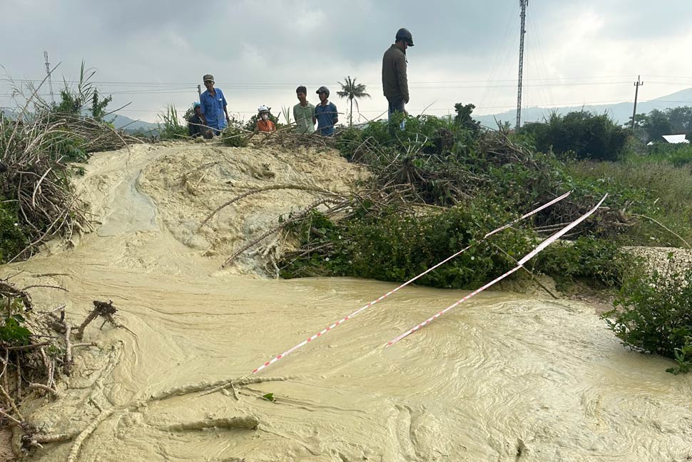 Dong bun nuoc min mau vang nhat lien tuc trao len tu long dat o Phu Yen. Anh: Trong Anh