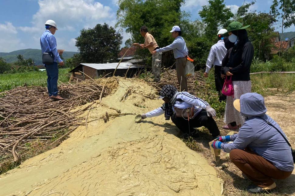 People are curious about the mud outbreak area. Photo: Duyen Le