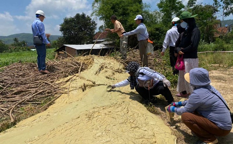 People are curious about the mud outbreak area. Photo: Duyen Le