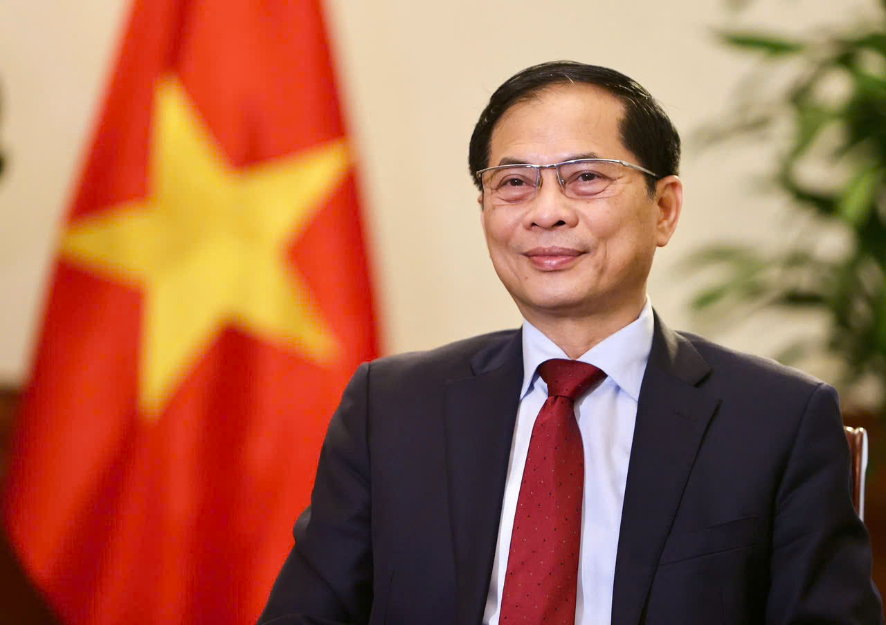 Deputy Prime Minister and Minister of Foreign Affairs Bui Thanh Son answered an interview with the Vietnamese press during the state visit to Vietnam by General Secretary and President of China Xi Jinping. Photo: Ministry of Foreign Affairs