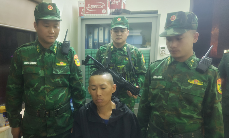 Lực lượng chức năng khống chế đối tượng Phạm Đức Thuận tại cửa khẩu quốc tế Lào Cai. Ảnh: Trung Dũng
