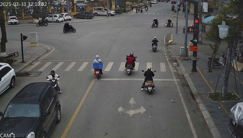 Motorbikes running red lights were fined at Le Loi - Nguyen Van Cu Intersection, Bac Giang City. Photo: Bac Giang Police