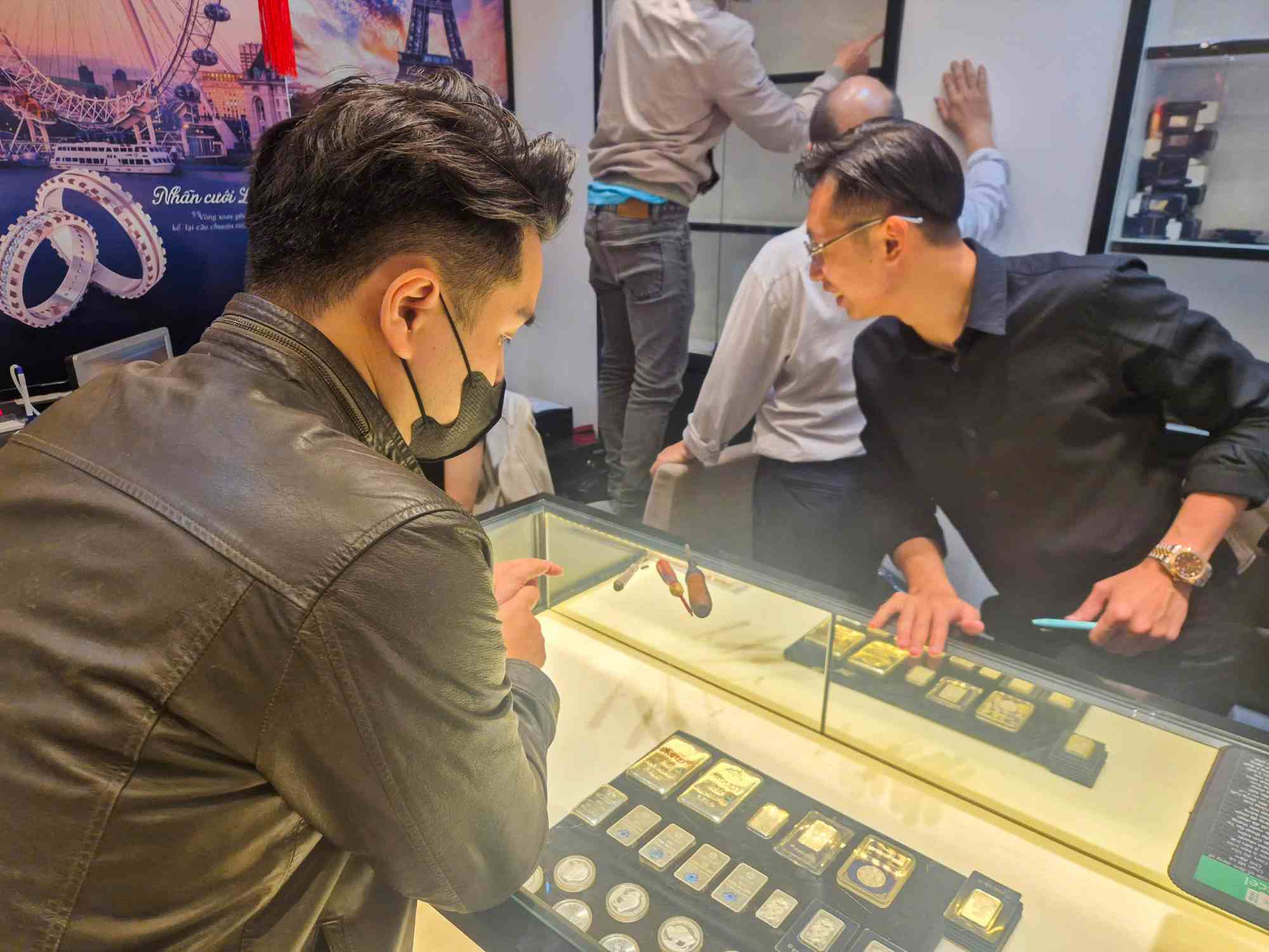 Customers who order silver have to wait nearly a month due to scarce supply, many stores have reported out of stock due to sudden increase in demand. Photo: Phan Anh