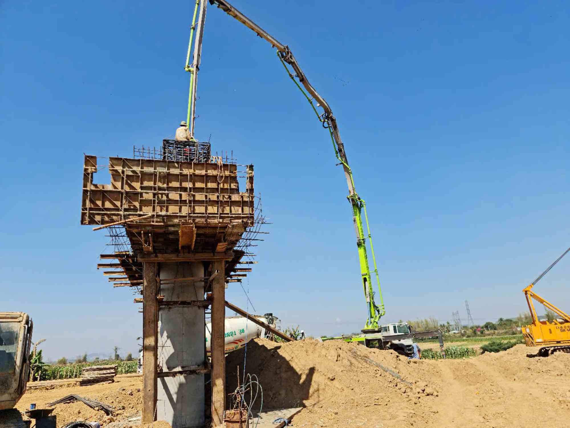 Workers pour concrete to build bridge piers. Photo: Thanh Tuan