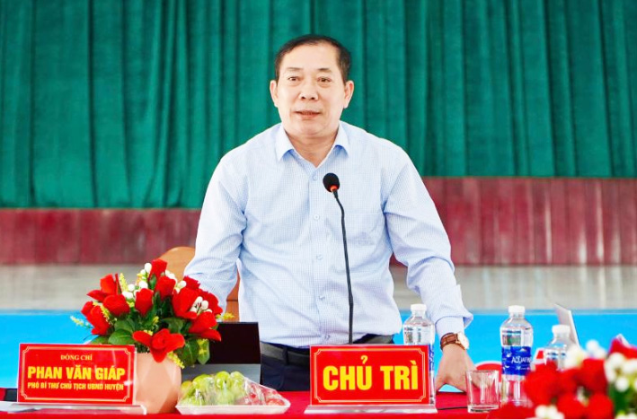 Mr. Phan Van Giap - Chairman of Tan Ky District People's Committee (Nghe An) said that the district has temporarily suspended the recruitment of 16 civil servants in the education sector. Photo: Cam Tu
