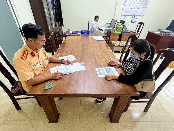 La policia de Lin Dong esta haciendo lo que debe hacerse. Ilustracion de la policia de Lin Dong
