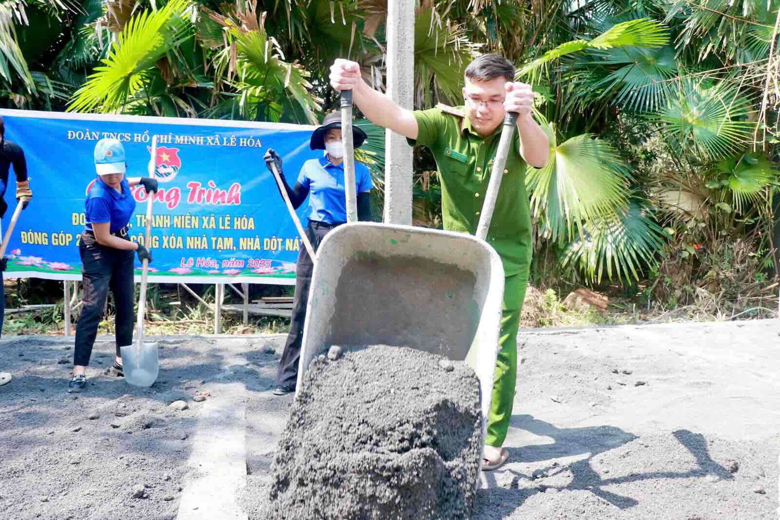 The police and youth forces supported the demolition of temporary and dilapidated houses. Photo: Thanh Sang