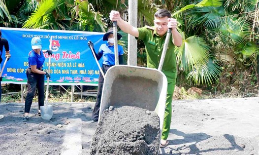 Lực lượng công an, thanh niên hỗ trợ xóa nhà tạm, nhà dột nát. Ảnh: Thanh Sang