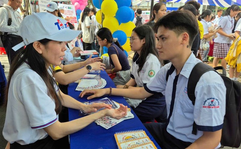 12th graders directly met with teachers at the admission consultation day. Photo: Chan Phuc