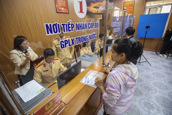 Los ciudadanos cambian sus licencias. Imagen: Alemania