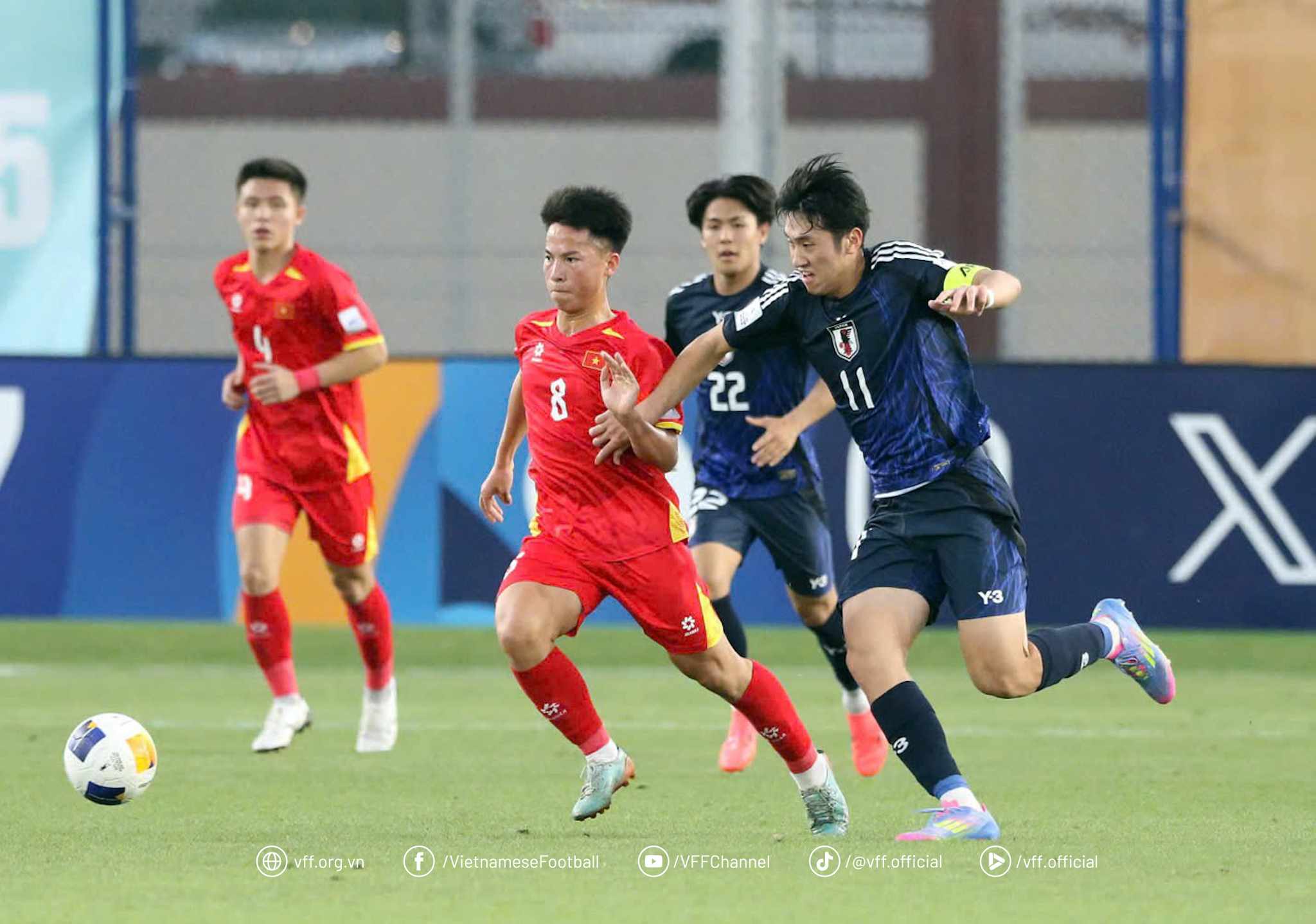 U17 Japan (blue shirt) will not easily defend their championship title at the U17 Asian Cup, when they will meet U17 Saudi Arabia in the quarter-finals. Photo: VFF