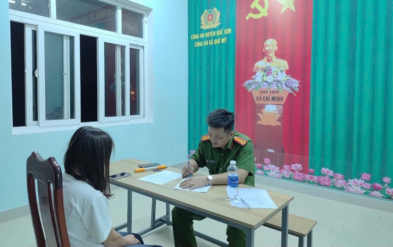Cong an Quang Nam lam viec voi bao mau co hanh vi bao hanh tre mam non gay phan no. Anh: CACC