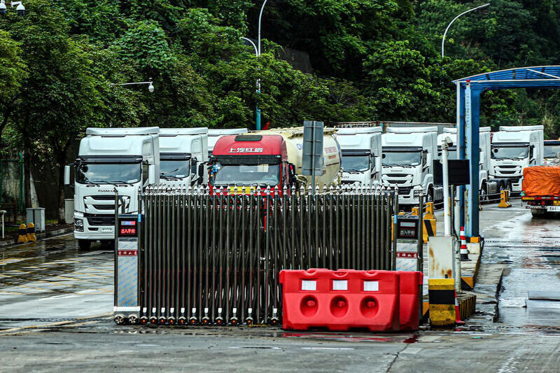 Imported motor vehicles are waiting for customs clearance procedures. Photo: Ha Quan