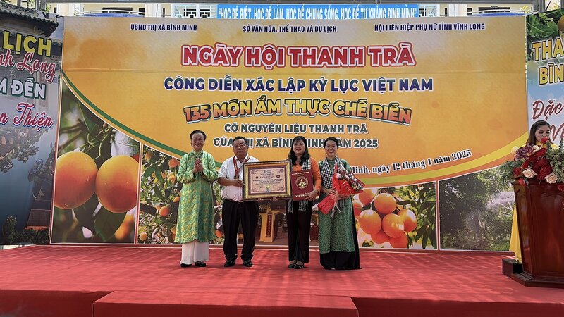 Vinh Long tea group sets a Vietnamese record. Photo: Hoang Loc