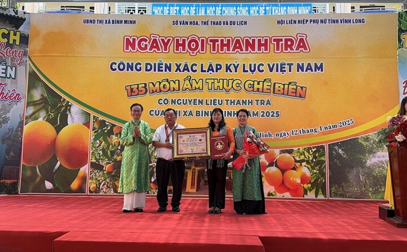 Vinh Long tea group sets a Vietnamese record. Photo: Hoang Loc