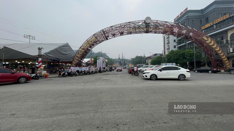 Ngay tu sang 12.4, dong dao nguoi dan tham gia hoi cho tai thanh pho Lao Cai. Anh: Dinh Dai