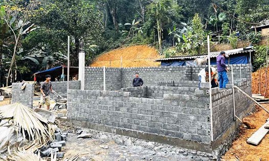 Những căn nhà mới kiến cố thay thế nhà tạm, nhà dột nát đang được hoàn thiện nơi tỉnh biên giới Hà Giang. Ảnh: Quỳnh Anh.