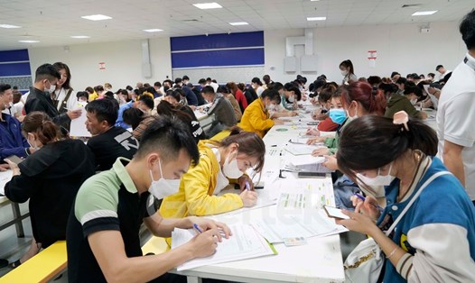 Các lao động làm thủ tục tuyển dụng tại Công ty Luxshare ICT Nghệ An. Ảnh: Ngọc Anh