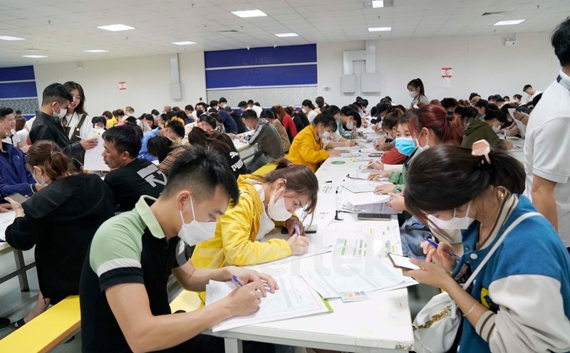 Workers complete recruitment procedures at Luxshare ICT Nghe An Company. Photo: Ngoc Anh