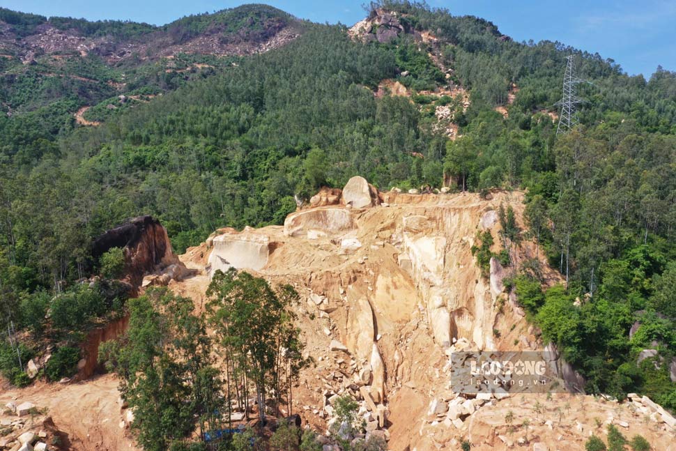 Hon Cha Mountain (Tran Quang Dieu Ward, Quy Nhon City, Binh Dinh) is in disarray due to the rampant " stone bandits" exploiting. Photo: Hoai Luan