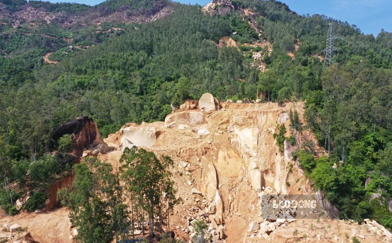 Hon Cha Mountain (Tran Quang Dieu Ward, Quy Nhon City, Binh Dinh) is in disarray due to the rampant " stone bandits" exploiting. Photo: Hoai Luan