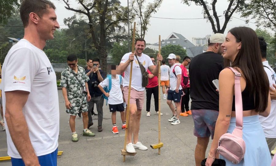 Los mejores jugadores de pickleball del mundo juegan al carruaje en la calle de paseo de Tran Chau Tong. Imagen de Huang Hui