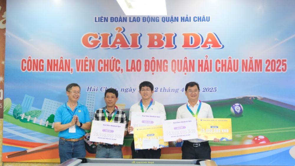 Entregar billar a los trabajadores, funcionarios y trabajadores de Da Nang. Imagen de la pagina web de la Universidad de Hong Kong