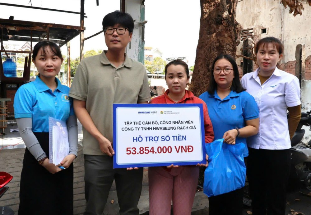 El presidente de la empresa Hwaseung Rie Qi y los lideres de la empresa visitaron y entregaron dinero de apoyo a las trabajadoras que desafortunadamente perdieron sus casas en el incendio. Foto de la iglesia de Hwaseung en el rio Qi