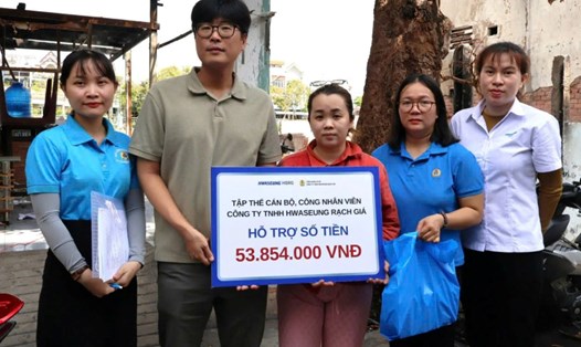 CĐCS Công ty TNHH Hwaseung Rạch Giá cùng lãnh đạo công ty đã đến thăm và trao tiền hỗ trợ cho nữ công nhân không may bị cháy nhà. Ảnh: CĐCS Hwaseung Rạch Giá