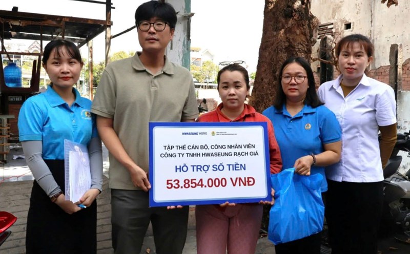 The Trade Union of Hwaseung Rach Gia Company Limited and the company's leaders visited and presented support money to the female worker whose house unfortunately caught fire. Photo: Hwaseung Rach Gia Trade Union