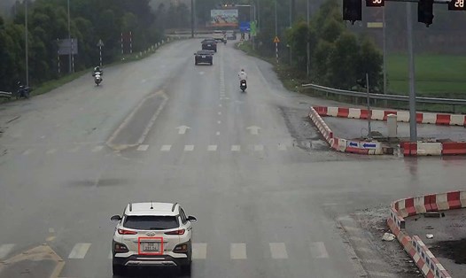 Xe ô tô vượt đèn đỏ tại Ngã 4 Ngã tư Kim Tràng– Tân Yên, tỉnh Bắc Giang. Ảnh: Công an Bắc Giang