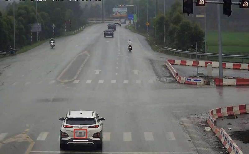 Car ran a red light at Kim Trang - Tan Yen intersection, Bac Giang province. Photo: Bac Giang Police