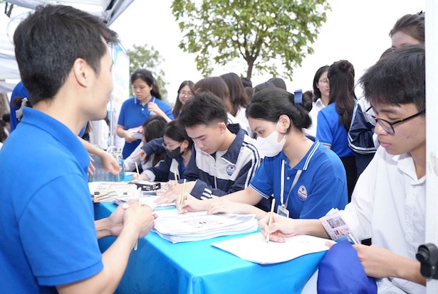 Các vị đại biểu và hơn 2.000 học sinh tham gia chương trình